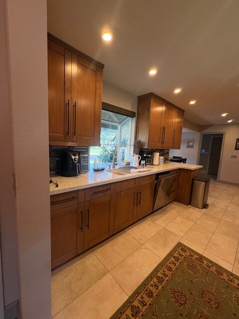 Building Photo - 141 W Twain Ave