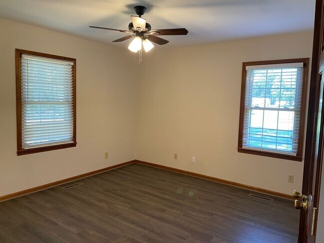 Building Photo - BEAUTIFUL 3 BED, 2 BATH BRICK HOME LOCATED...