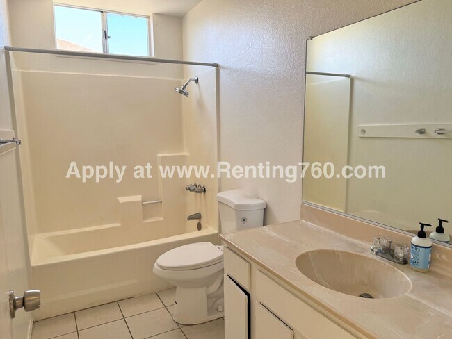 Building Photo - Spacious 2 Bed 1 Bath Home With Indoor Lau...