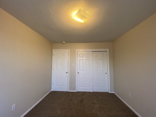 Building Photo - COMMUNITY POOL - LARGE 4 BEDROOM - Master Upstairs