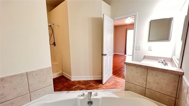 Building Photo - 949 Dekleva Dr
