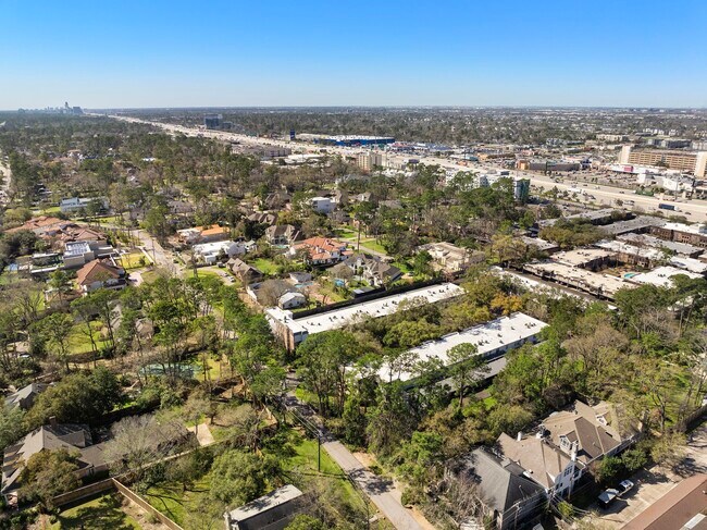 Building Photo - 8944 Chatsworth Dr