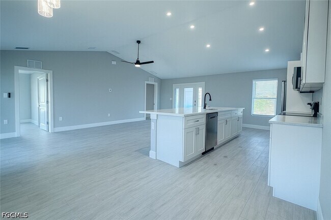 Building Photo - 402 NE 31st Terrace