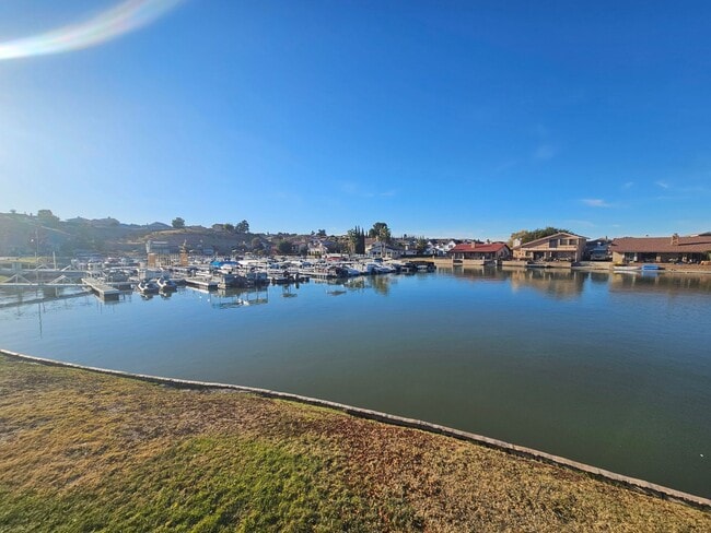 Building Photo - Beautiful condo ready for you to move into!