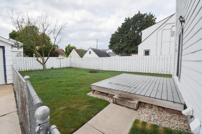 Building Photo - Conveniently located 3 bed 1.5 with Fenced In Yard Available NOW!