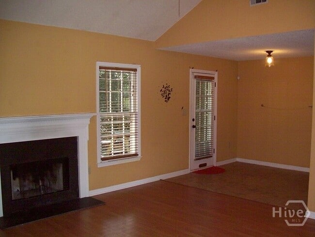 Building Photo - 141 Wakefield Dr
