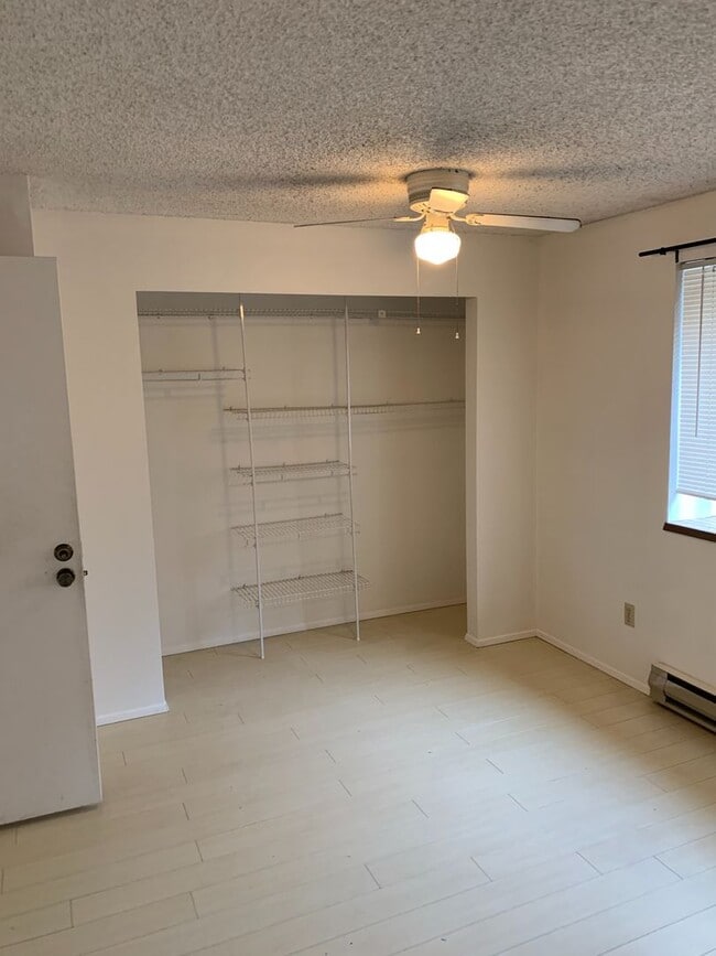 Building Photo - Nice 2 Bed/1.5 Bath Condo in Bellevue!