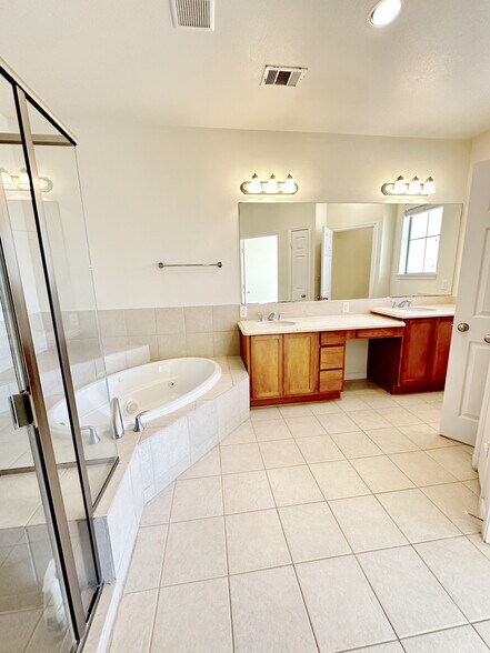 Building Photo - 1206 Emerald Glen