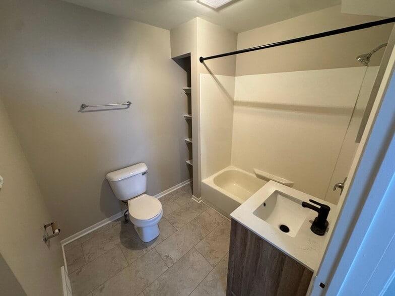 Building Photo - 305 E Clarence St