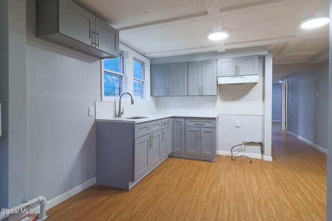 Building Photo - 111 Duane Ave