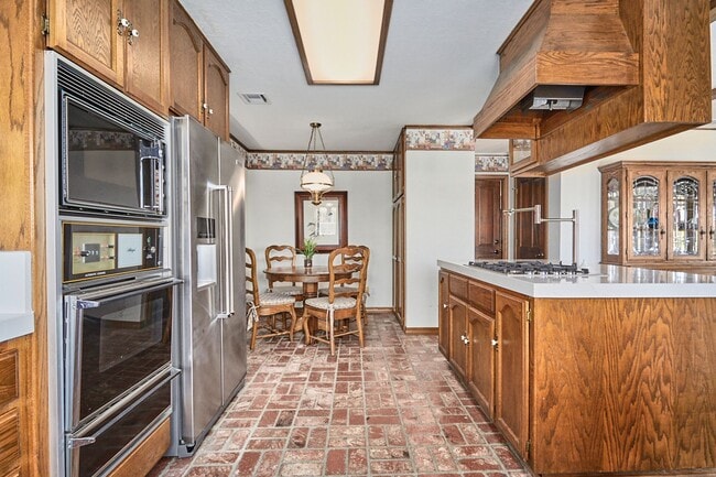 Building Photo - Spacious 3-Bedroom Lake House in Victorvil...