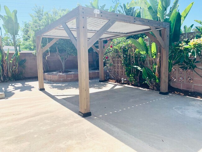 Building Photo - STUNNING 5BD/3BA RESIDENCE IN SERRA MESA! ...