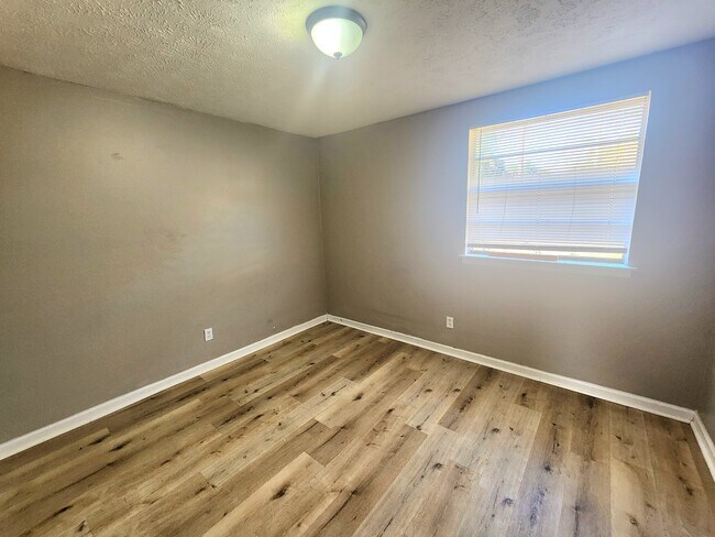 Building Photo - 102 White Oak Dr