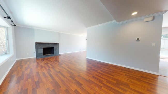 Building Photo - Beautiful 4 bedroom 3 bath House in Manhattan Beach