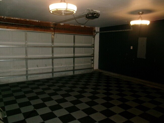 Building Photo - 3 bedroom, 2 bath home in the Inverness Co...