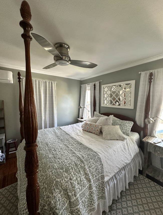 Queen bedroom with ensuite bath - 403 E 53rd St