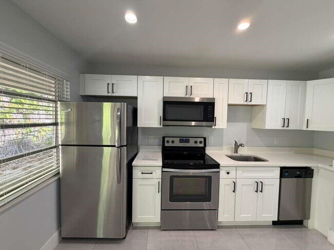 Building Photo - 820 N Victoria Park Rd