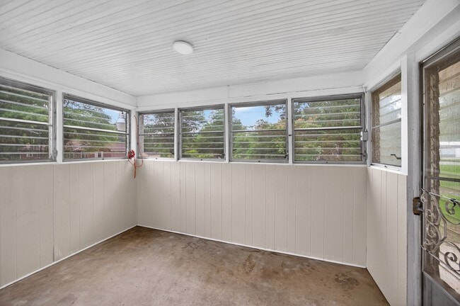 Building Photo - 2 Bedroom, 1 Bathroom House in Madison!