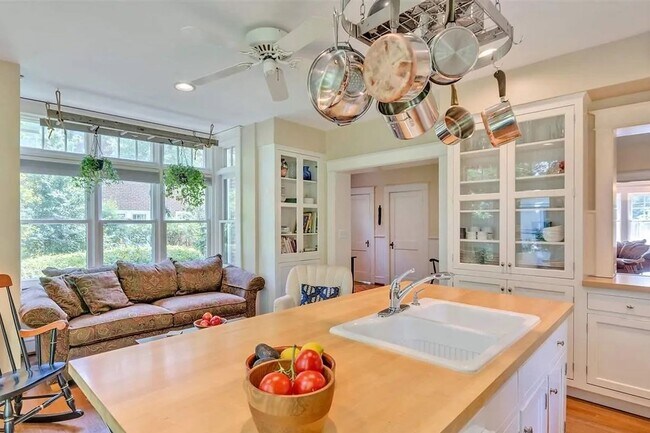 Building Photo - Charming & Pet-Friendly Downtown Gem