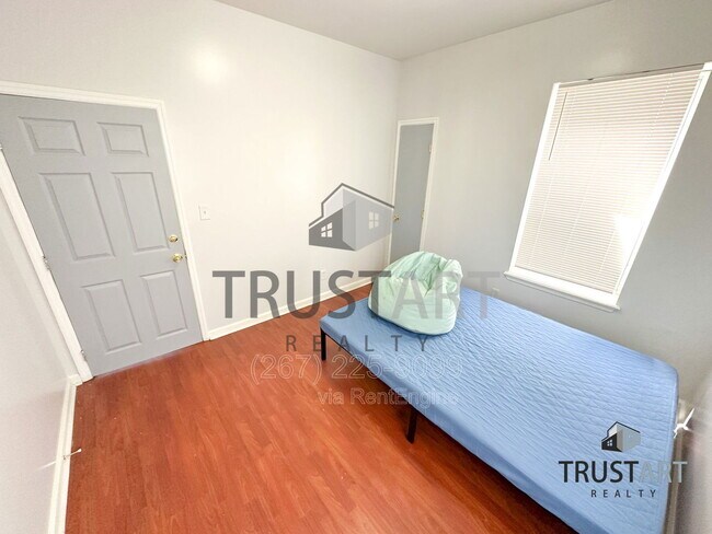 Building Photo - 2254 N Park Ave