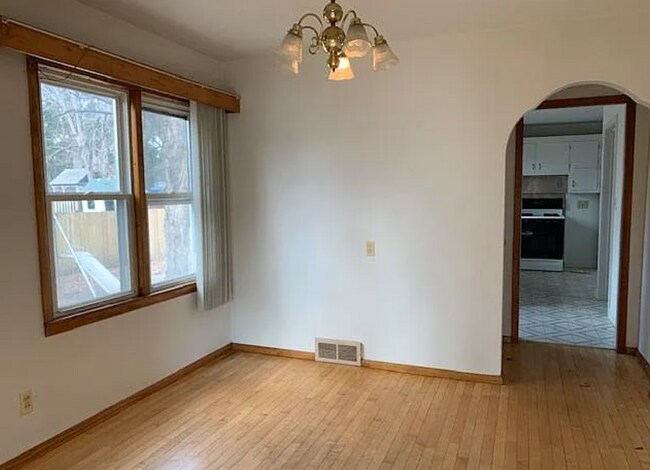 Building Photo - VIDEOTOUR: Remarkable 4-bedroom Home! PETS WELCOME