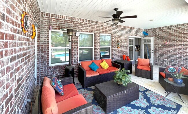 Building Photo - Beautiful 5 Bedroom Home with Pool in Holl...