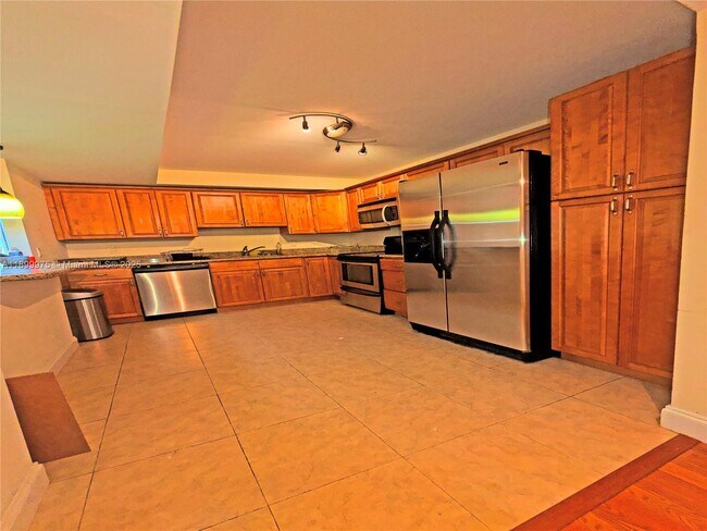 Building Photo - 400 Leslie Dr