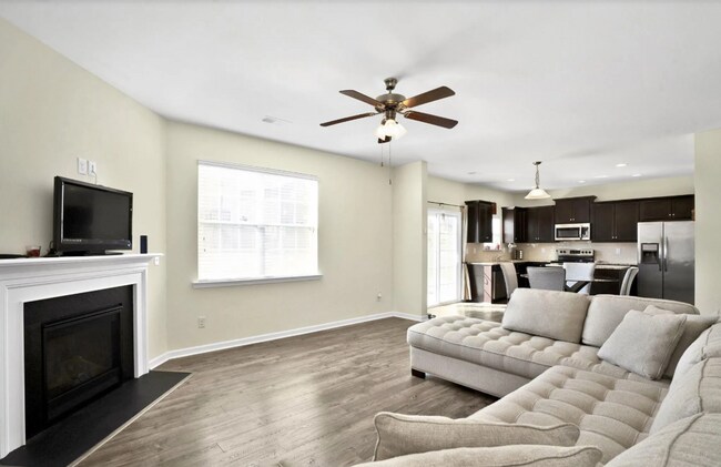 Building Photo - Spacious 3/2.5 Home in Simpsonville!