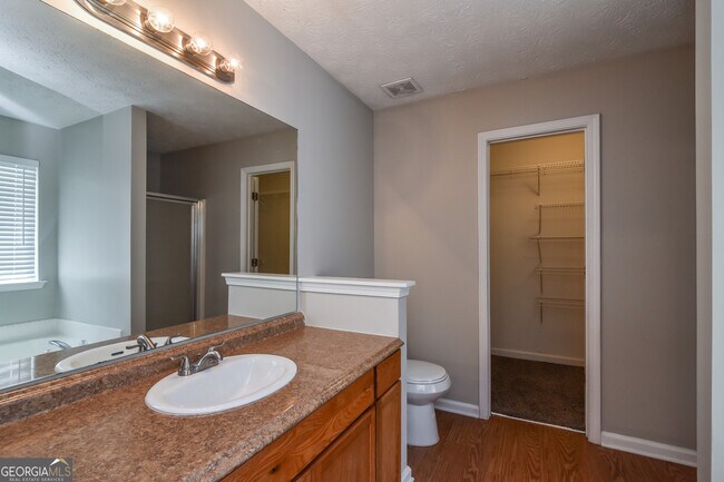 Building Photo - 508 Village Cir