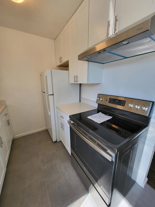 Building Photo - "Charming Berkeley 1-Bedroom Apartment Retreat – Cozy 580 Sq Ft Living!"