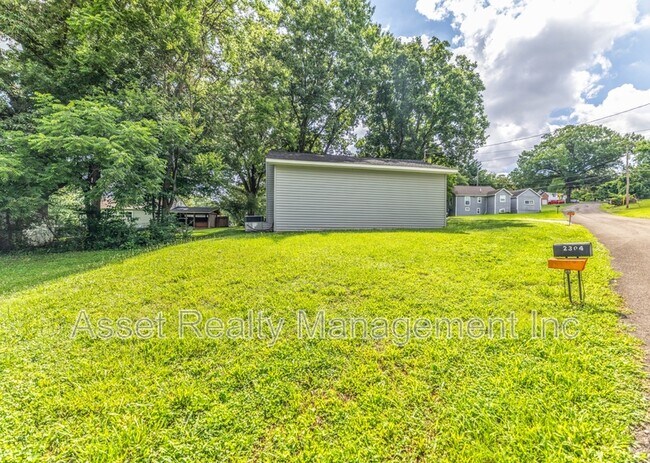 Building Photo - 2208 Sanderson Rd