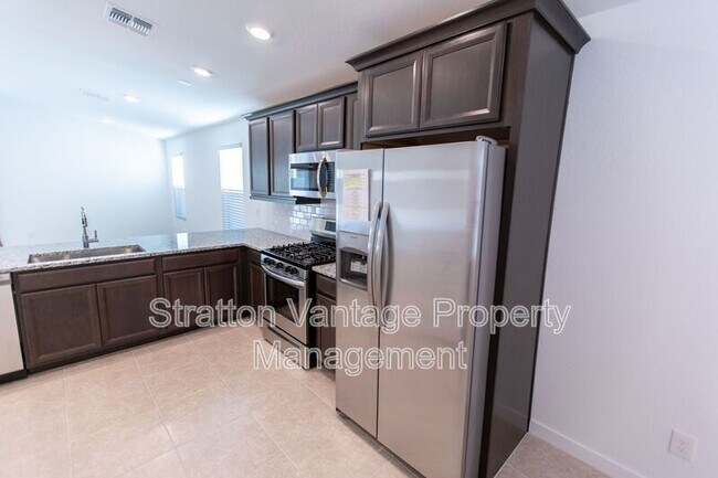 Building Photo - 305 Pinnacle Ridge Dr