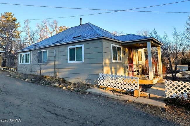 Building Photo - 208 S Summit Ave