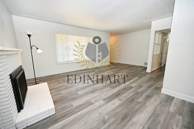 Building Photo - 5568 N Millbrook Ave
