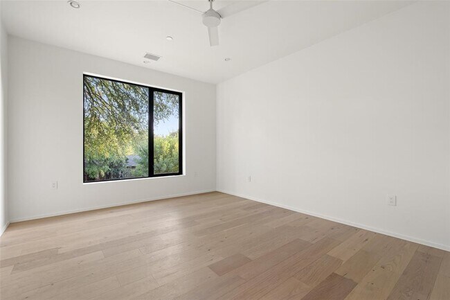 Building Photo - 2704 Mountain Laurel Dr