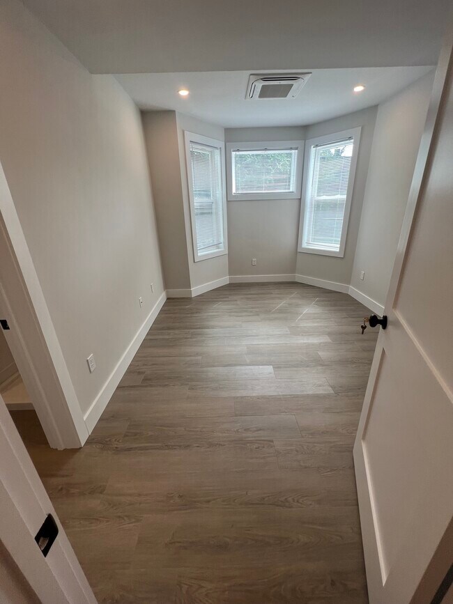 Building Photo - 133 Harrishof St