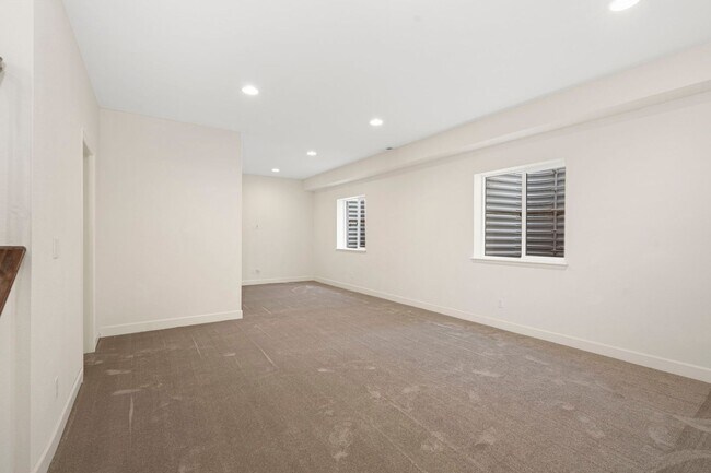 Building Photo - 3-Bed 3-Bed House