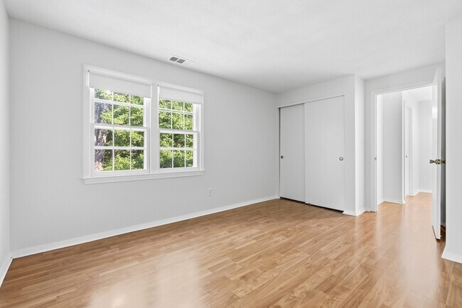 Building Photo - 146 Russet Ln