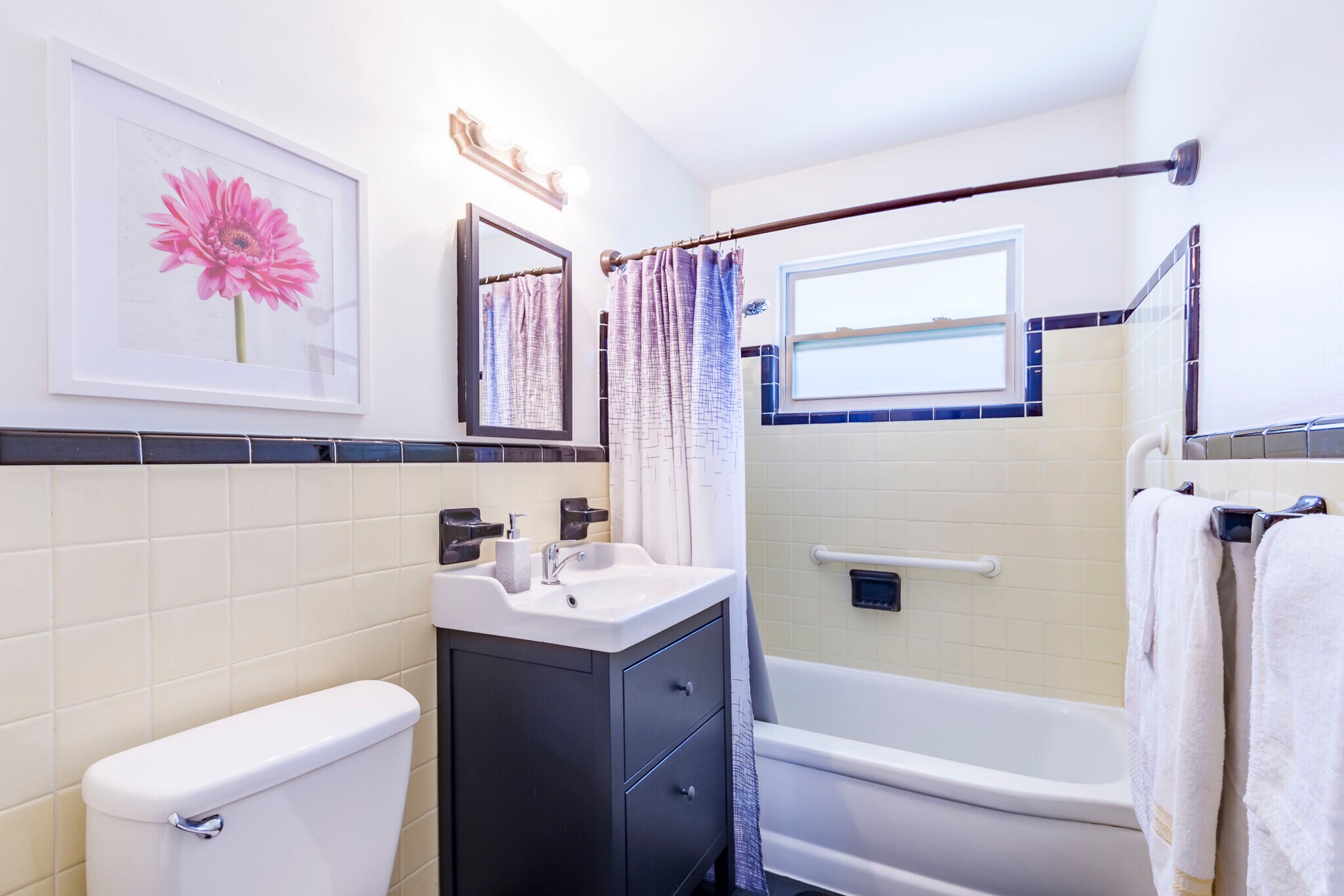 Bathroom 2 - 539 Bay St
