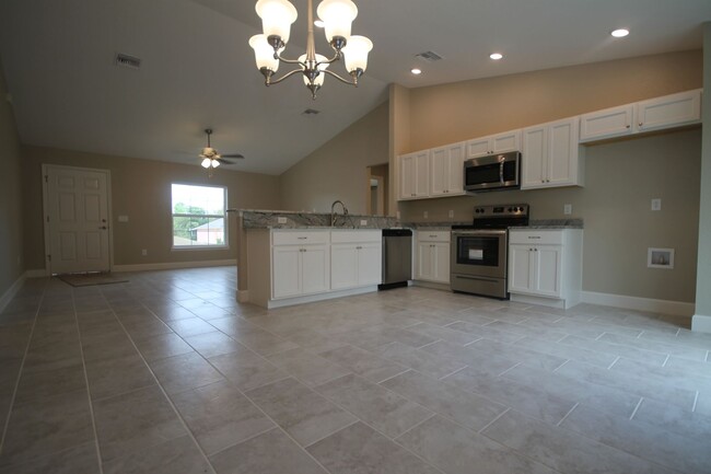 Building Photo - BEAUTIFUL 3 Bedroom, 2 Bathroom Home in Oc...