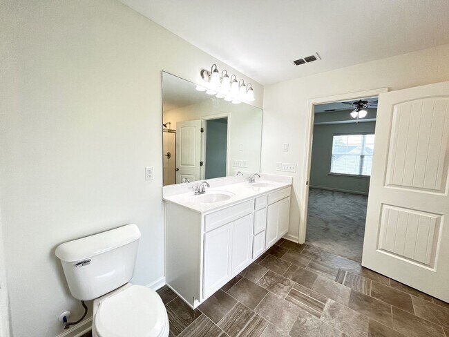 Building Photo - Huge home in Spring Hill!