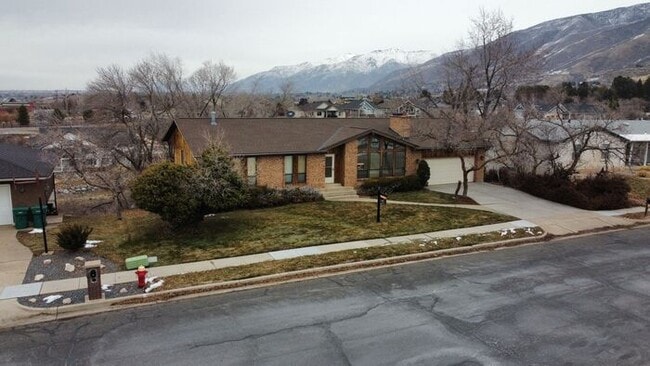 Building Photo - 5 bedroom 3 bath Home 2 car garage- Small dog friendly