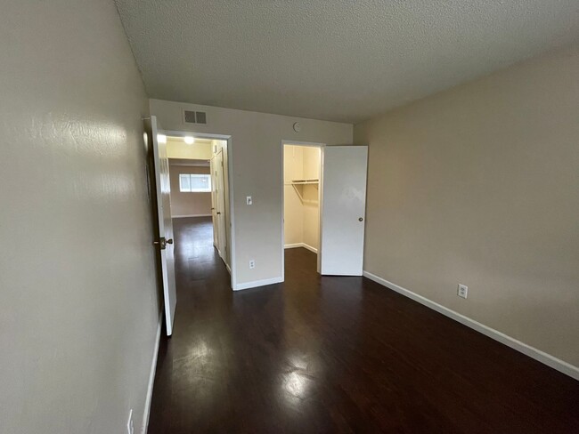 Building Photo - Charming Upstairs 2-Bedroom, 1-Bathroom Un...