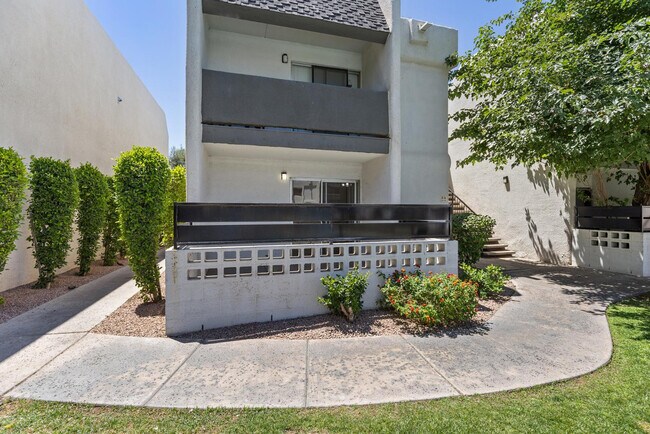 Building Photo - 302 E Monte Vista Rd