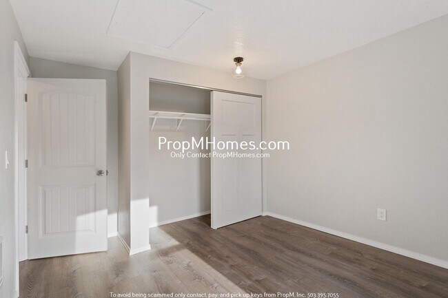 Building Photo - Beautiful Condo Living in the Heart of Tua...