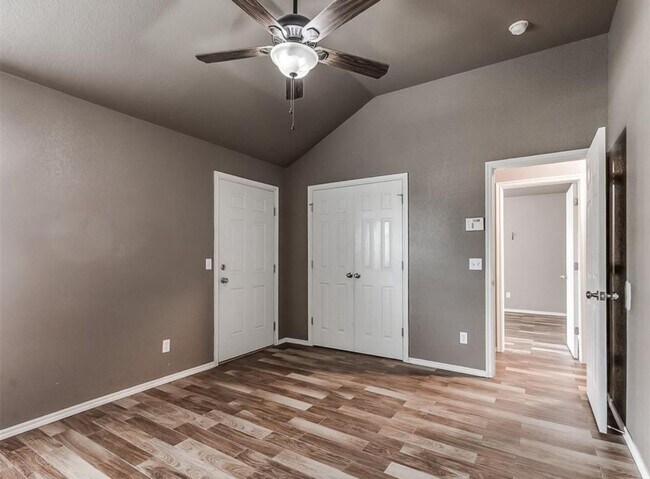 Building Photo - Charming 3 Bedroom Home in Yukon with Modern Updates