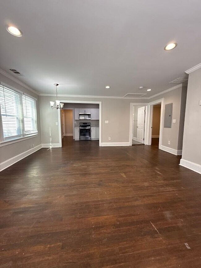 Building Photo - 4 Bed 2 Bath in Atlanta!
