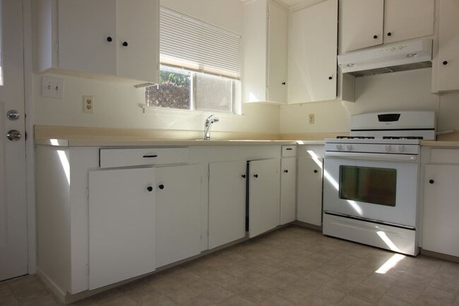 Building Photo - 205-207 W 7th St