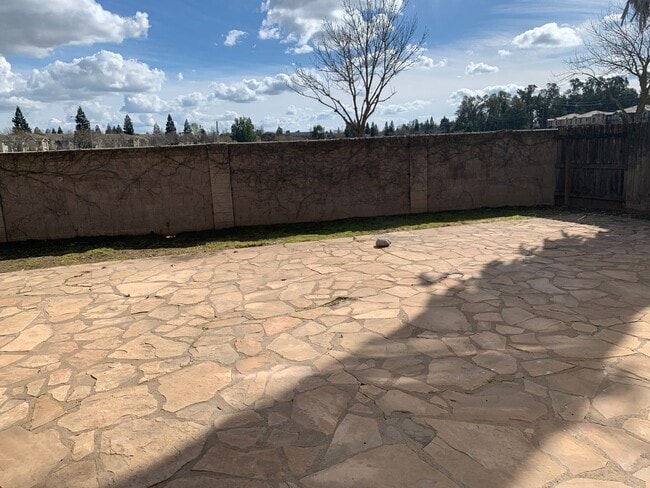 Building Photo - Beautiful 4 Bedroom 3 bath home in Merced!