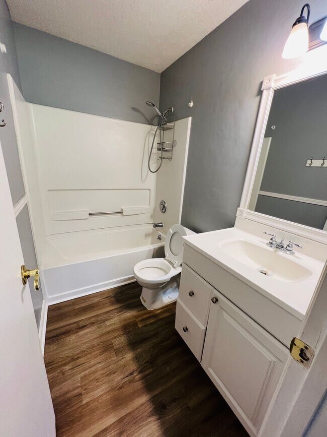 Building Photo - Convenient Comfort: 3-Bed, 2-Bath Home Nea...